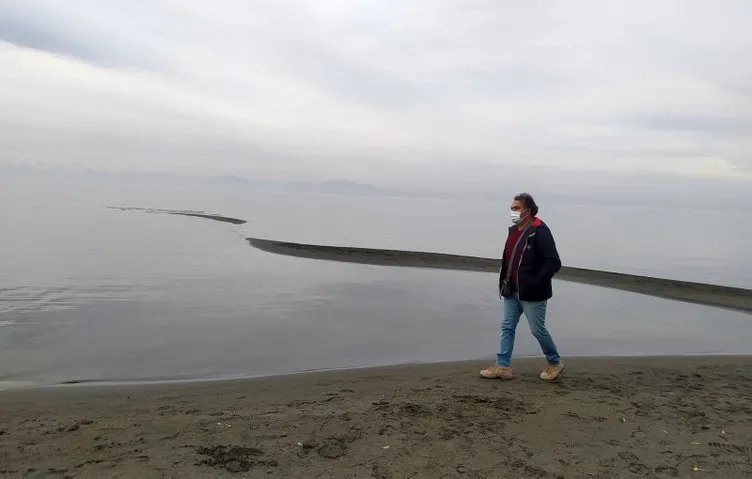 İnanılmaz görüntüler: Van Gölü’nün üzerinde yürüdüler!