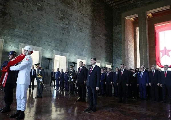 son-dakika-baskan-erdogan-anitkabir-ozel-defterini-imzaladi-turkiye-yuzyili-vizyonunu-hayata-geciriyoruz-1693387535365.jpg