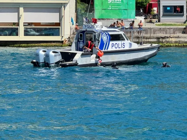 istanbul-bogazinda-kaybolan-rus-yuzucu-icin-arama-calismalari-3uncu-gununde-yogunlastirildi-dalgiclar-bogazda-1756211959340.jpg