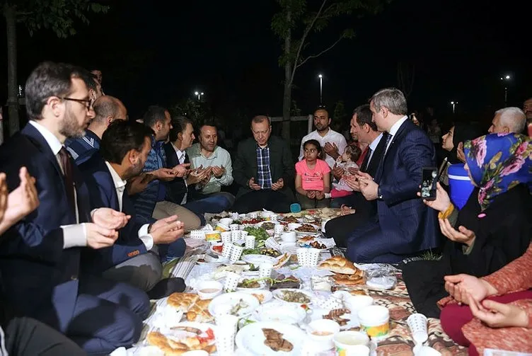 Başkan Erdoğan vatandaşlarla Zeytinburnu sahilde iftar yaptı