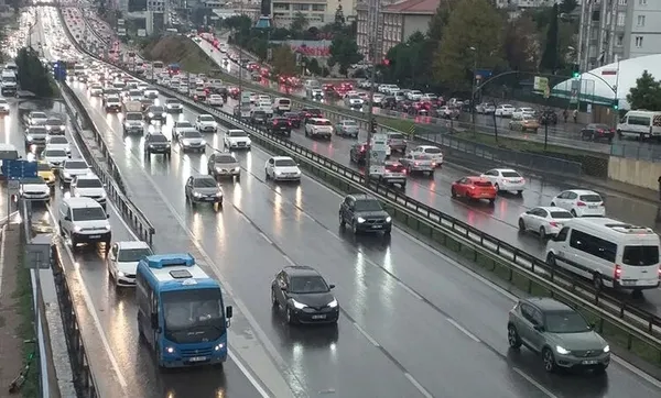 istanbulda-trafik-kilit-yagmur-megakenti-resmen-esir-aldi-iste-alternatif-guzergahlar-1790609151882.jpeg