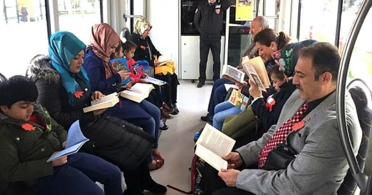 İlkokul öğrencilerinden tramvayda kitap okuma etkinliği