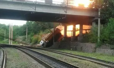 Rusya’da köprüden kamyon düştü! Doğalgaz boru hattı patladı