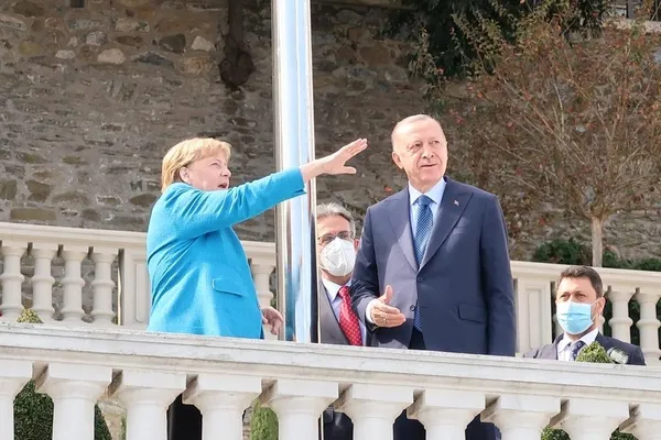 angela-merkelden-veda-ziyareti-baskan-erdogan-ile-bir-araya-geldi-1634378160815.jpg