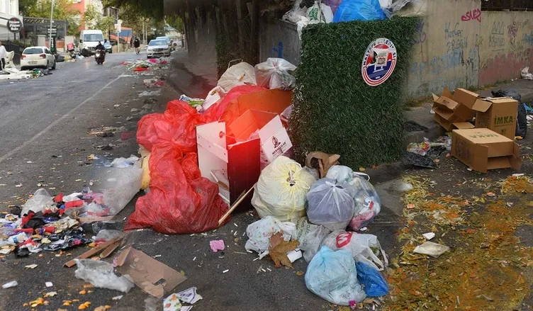 Maltepe’de çöpler toplanmadı: Çöp konteynerleri doldu çöpler cadde ve sokaklara taştı...