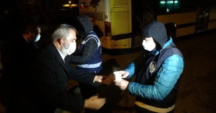 Yavuz Bingöl, kısıtlamada denetim yapan polislere çorba dağıttı