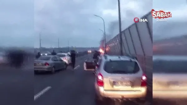 Haliç Köprüsü'nde bariyerlere çarpan araç alev alev yandı | Video