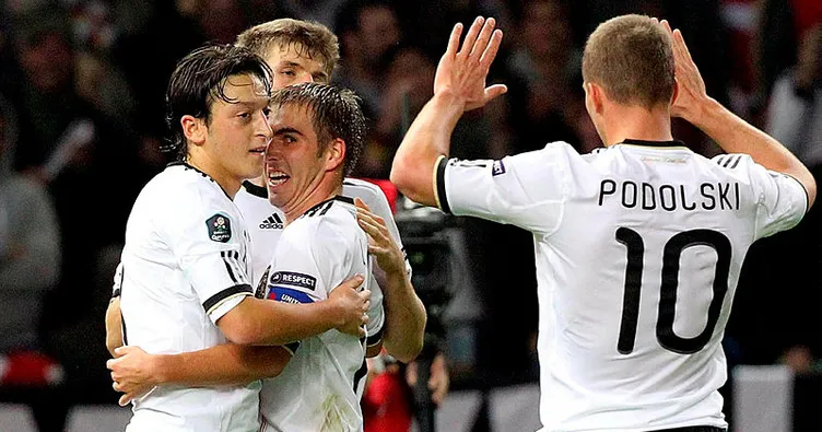 Podolski’den Mesut Özil paylaşımı