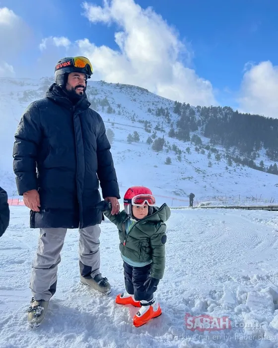 Burak Özçivit ve Fahriye Evcen çiftinin kayak keyfi! Oğulları Karan ve Kerem ile içleri ısıttılar