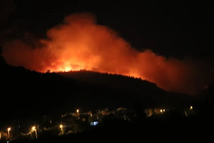 Son dakika! Kötü haberler geliyor! İzmir'deki yangın tahliye edilen siteye sıçradı! Müdahale sürüyor...