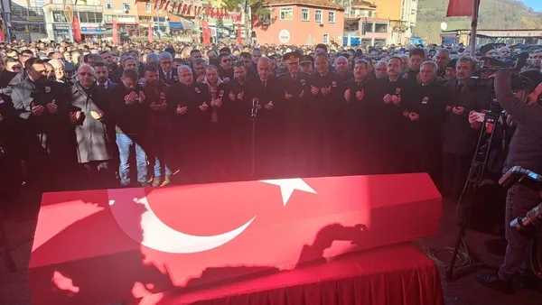 sehit-murat-atar-memleketinde-binlerce-kisi-ugurladi-1705233110021.jpg