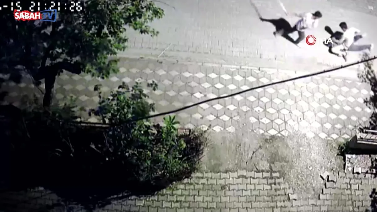 Manisa’da dehşet anları kamerada: Kız meselesi kavgasında 6 yerinden bıçaklandı | Video videosunu izle Manisa’da dehşet anları kamerada: Kız meselesi kavgasında 6 yerinden bıçaklandı | Video videosunu izle