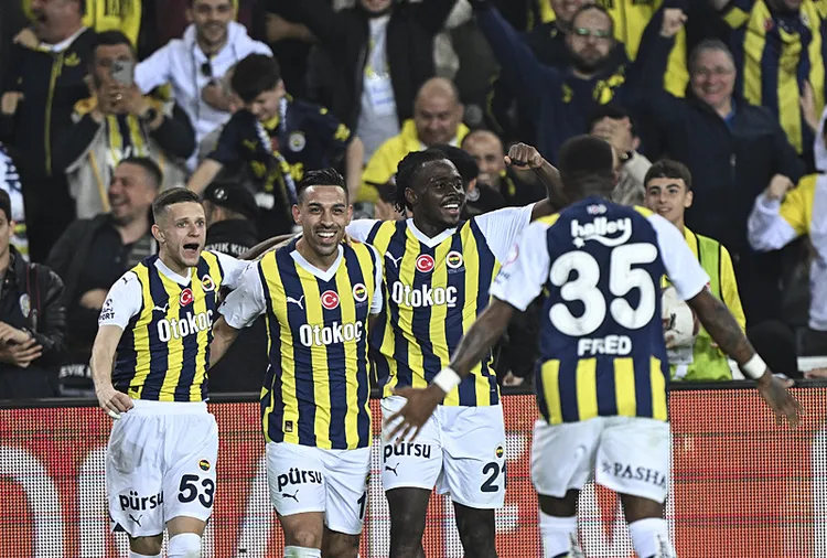 fenerbahcede-3-oyuncu-alexe-yaklasti-1714364772613.jpeg