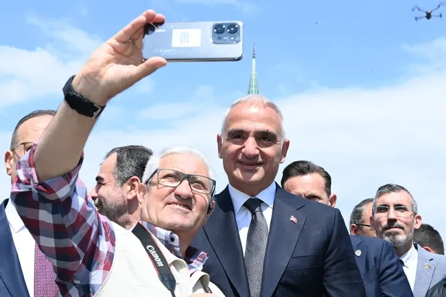nazillide-festival-heyecani-bakan-ersoy-ureticiler-ve-sanatkarlarla-bir-araya-geldi-1777735758003.jpeg