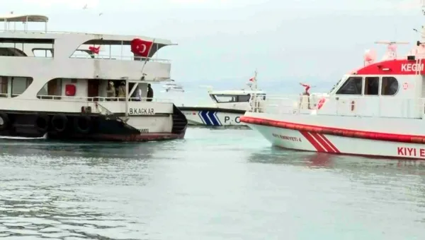 kadikoy-iskelesinde-yolcu-teknesinde-cikan-yangin-panige-neden-oldu-1776437015662.jpg