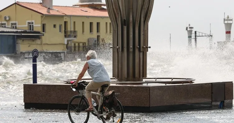 İzmir’i fırtına vurdu