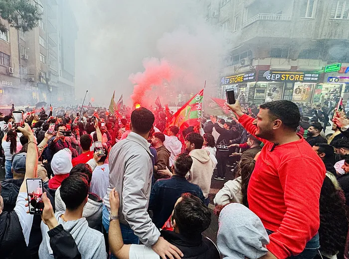 amedspor-taraftari-super-lig-yolundaki-maci-dev-ekrandan-izledi-1777736598441.jpeg
