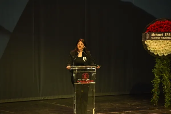 Ceren Önder Kandemir türkü okurken