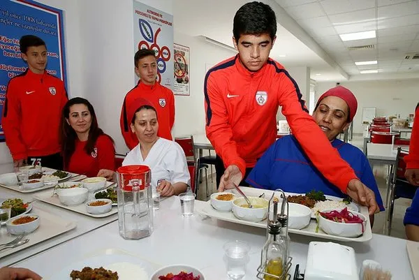 Altınordu'nun gençleri kadın yardımcıların işlerini yaptı