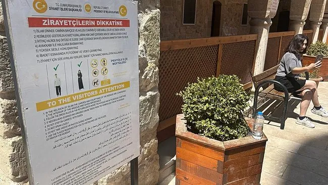 SON DAKİKA... Tarihi camide skandal görüntü: Uyarılara kimse aldırış etmedi: Minber önünde verdiği poza tepki yağdı!