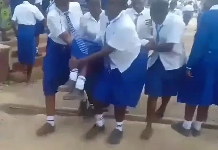 Kenya’da gizemli hastalık: 95 kız öğrenci gizemli hastalık sonucu felç geçirip yürüyemez hale geldi