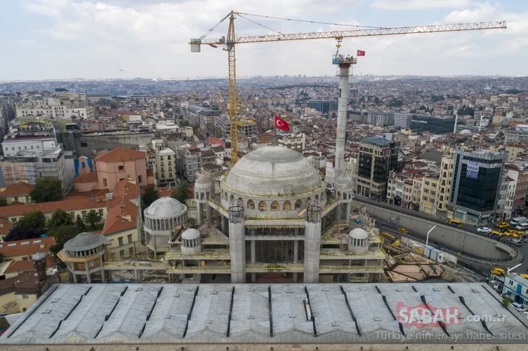 Taksim Camisi’nin minaresi yükseliyor