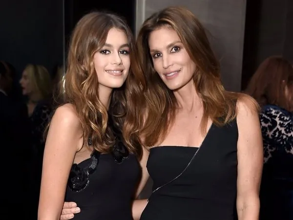 Cindy Crawford’un kızı Kaia Gerber günden güne eriyor