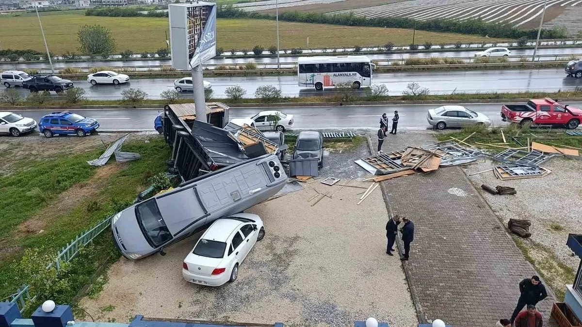 Antalya’da denizde hortum korkuttu