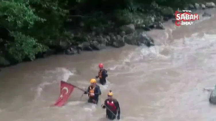 AKUT ekipleri selde bayrağı dereden böyle çıkarttı
