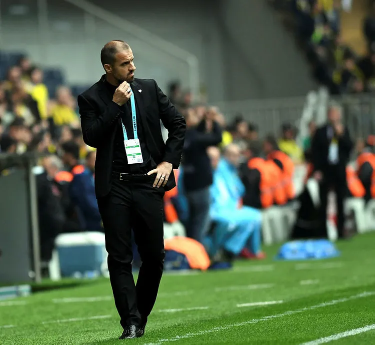 bursaspor-teknik-direktor-mustafa-er-ile-yollarini-ayirdi-1629117621512.jpg