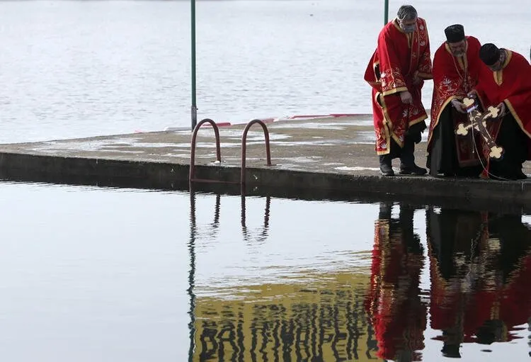 Dünya Putin'in bu fotoğraflarını konuşuyor! Eksi 20 derece olan suya girdi