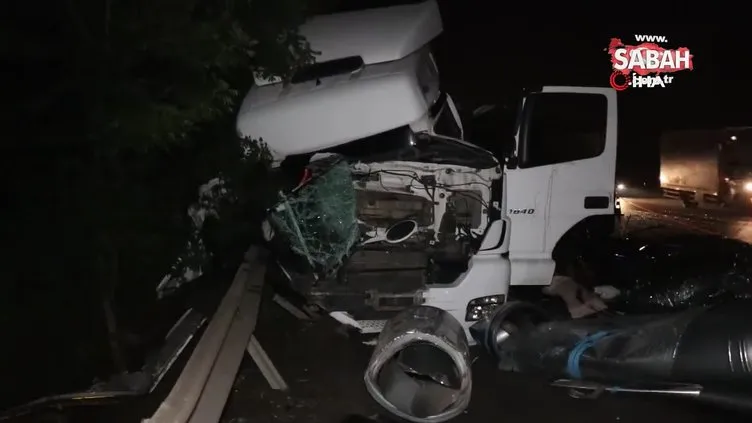 Anadolu Otoyolu’nda feci kaza: Demir borular tırın ön camından çıktı | Video