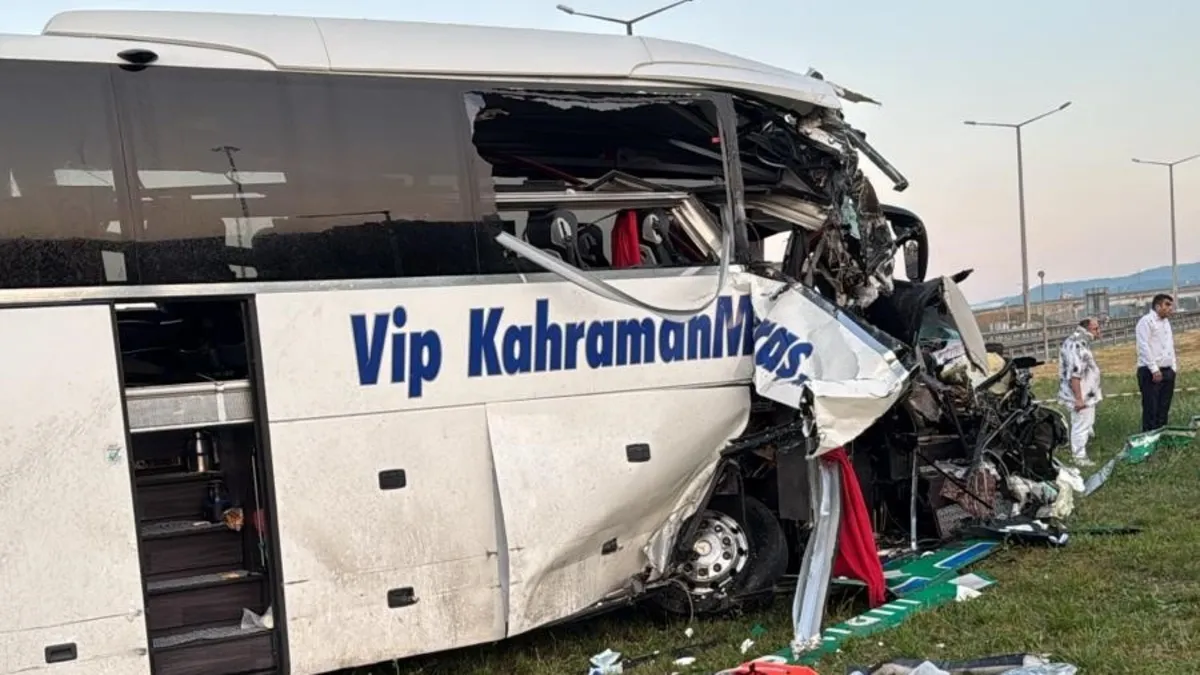 Bolu’da feci kaza: Yolcu otobüsü ortalığı savaş alanına çevirdi! 15 yaralı Bolu’da feci kaza: Yolcu otobüsü ortalığı savaş alanına çevirdi! 15 yaralı
