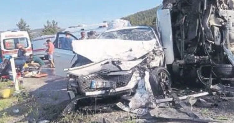 Karavanla otomobil çarpıştı: 9 yaralı