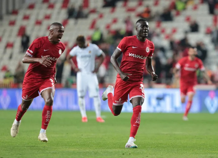 akdeniz-derbisinde-kazanan-antalyaspor-alanyaspor-ile-puanlar-esitlendi-1681501110415.jpg