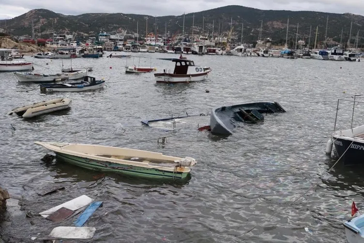 Foça’da fırtına nedeniyle tekneler battı