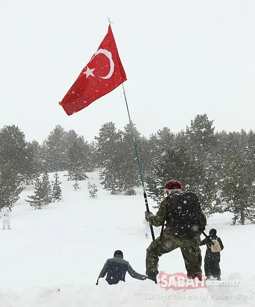 Soğuğa ve kara aldırış etmeyen binlerce kişi Sarıkamış Şehitleri'ni anmak için yürüdü