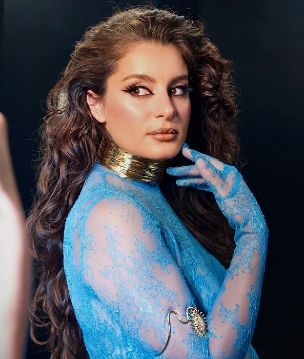 Dans videoları görenleri kahkahaya boğdu! Şarkıcı Atiye ve annesinden kanat çırpma dersi!