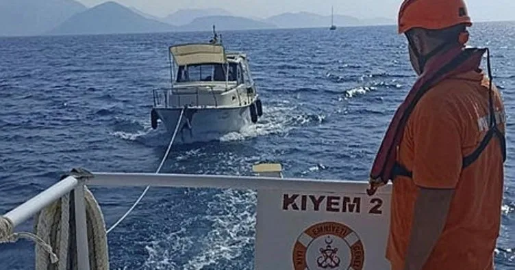 Marmaris açıklarında sürüklenen tekne kurtarıldı