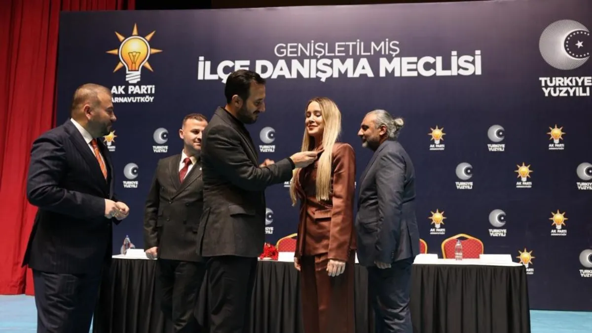 CHP’den istifa edip AK Parti’ye katılan 150 kişiye rozetleri takıldı CHP’den istifa edip AK Parti’ye katılan 150 kişiye rozetleri takıldı