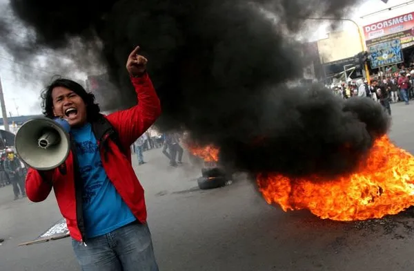 Endonezya'da benzine zam protesto edildi