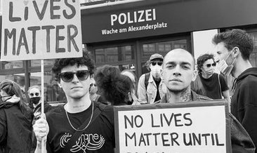 Ezhel, Berlin’deki ırkçılık karşıtı gösteride