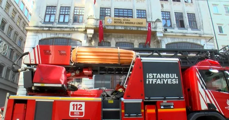 Taksim’deki tarihi okulda duman paniği