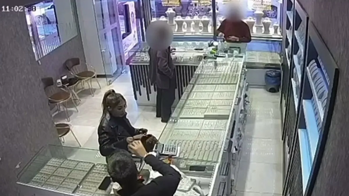 Ankara’da 3 farklı kuyumcuya sahte altın satan şüpheliler yakalandı Ankara’da 3 farklı kuyumcuya sahte altın satan şüpheliler yakalandı