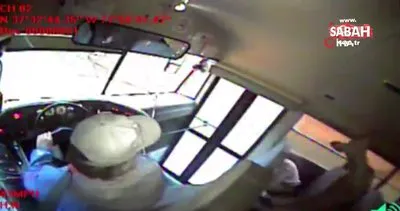 Öğrenci servisine çarpan geyik, uyuyan öğrencinin üzerine düştü | Video