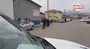 Polis kafasına dayadığı tüfeği böyle aldı | Video
