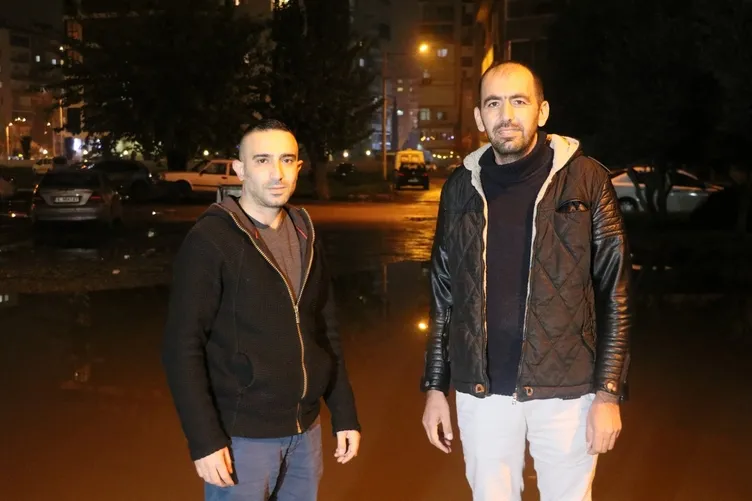 İzmir'de su kesintisine dikkati çekmek için yağmur suyuyla sokakta yıkandılar