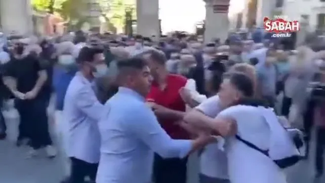 Ferhan Şensoy'un cenazesinde çirkin saldırı! Tabuttaki Galatasaray bayrağını gören holiganlardan saygısızlık | Video