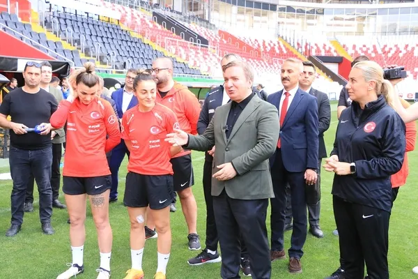 vali-aydogdu-turkiye-a-milli-kadin-futbol-milli-takim-kampini-ziyaret-etti-1716973158941.jpg