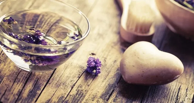 Lavanta Suyunun Faydaları Nelerdir? Lavanta Suyu Nerelerde Kullanılır, Evde Nasıl Yapılır?